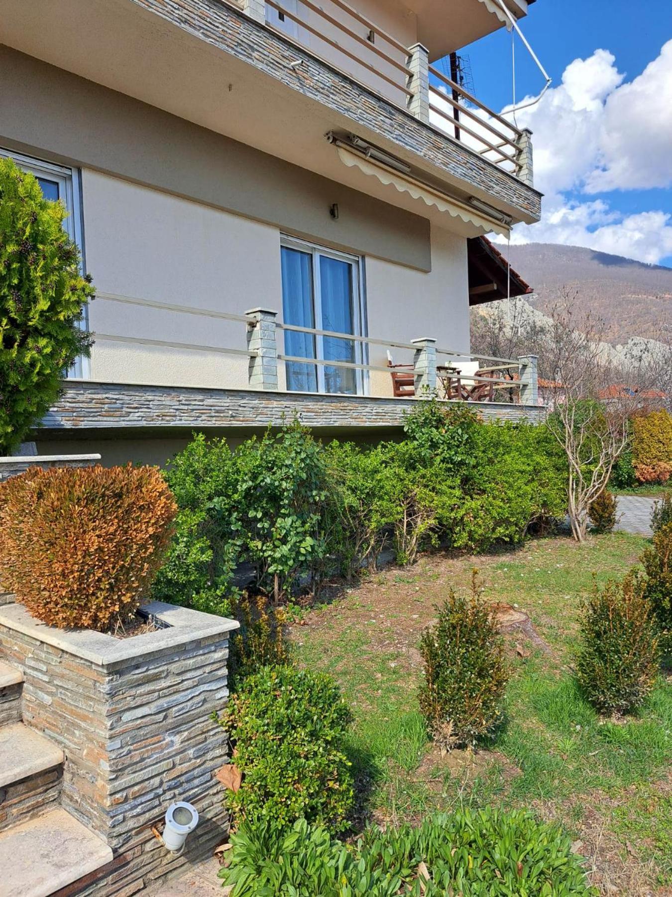 Pnoe Apartments Loutraki  Exterior photo
